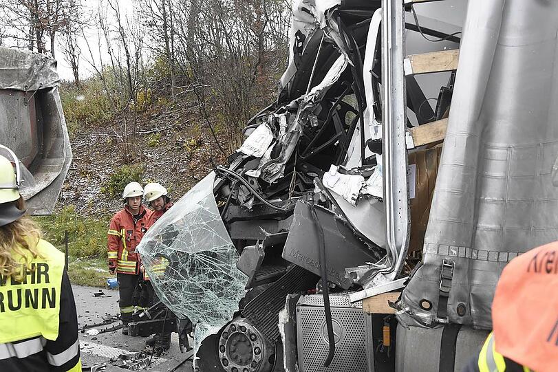 Ein Sattelzug rast ins Stauende. Der Fahrer hat einen Schutzengel. Die Bilder vom Unfall.