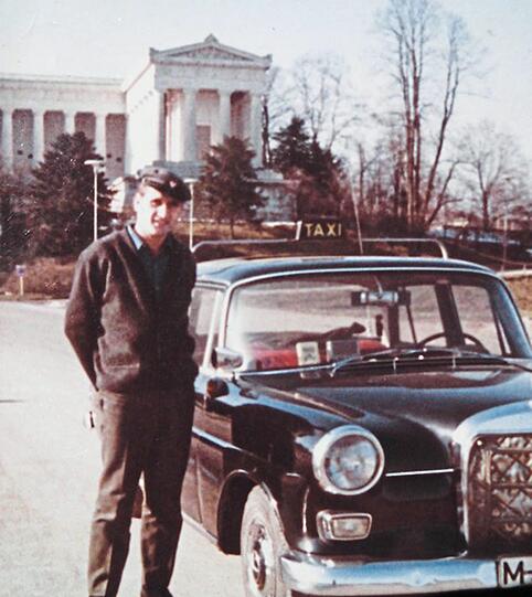 Und noch ein Foto von AZ-Leserin Rosemarie Popp: Es zeigt ihren Mann, den Taxifahrer Ludwig Popp vor der Ruhmeshalle. "Alle Münchner Taxis in Schwarz, Kappen waren Pflicht", schreibt die Leserin.