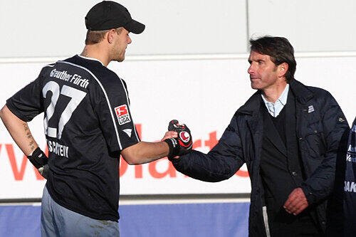 SpVgg-Coach Bruno Labbadia hält zu Sascha Kirschstein, der will bei St. Pauli &bdquo;zu Null spielen&ldquo;.
