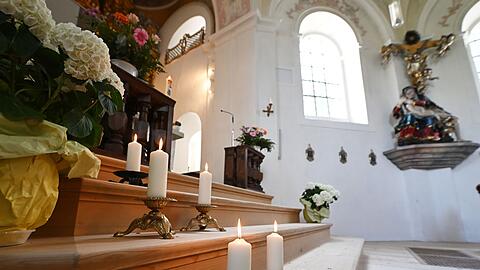 In der Wallfahrtskirche St. Anton in Garmisch-Partenkirchen stehen fünf Kerzen zum Gedenken an die Todesopfer.