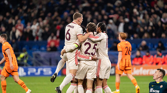 Hatten gegen Donezk reichlich Grund zur Freunde: Die Bayern um Joshua Kimmich und Thomas Müller.