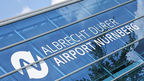 Nach einer Schl&auml;gerei in einer Warteschlange am Flughafen mussten elf Passagiere am Boden bleiben (Symbolbild).