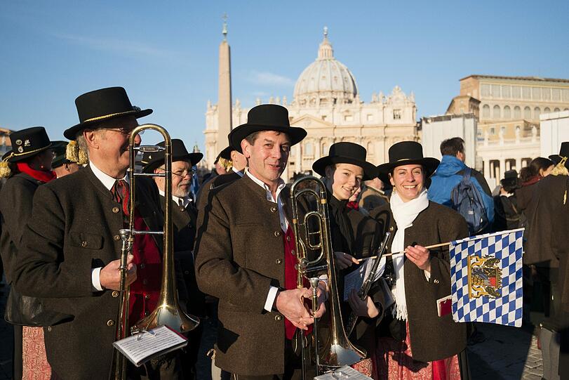 Zahlreiche Pilger aus Bayern warten vor dem Petersdom auf die Audienz des Papstes.