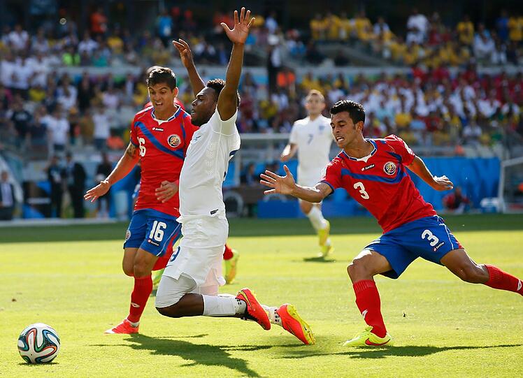 Auch gegen Costa Rica kommt England oft ins Straucheln. Über ein 0:0 kommt das Team von Trainer Roy Hodgson am Ende nicht hinaus.