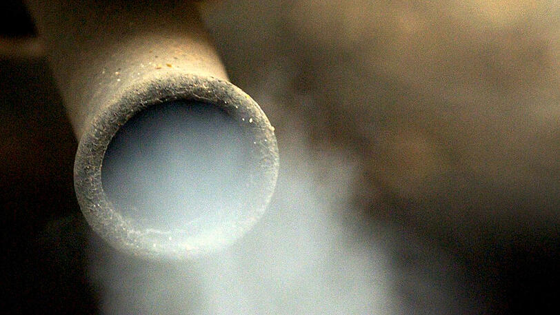 Abgase strömen aus dem Auspuff eines Autos mit Dieselmotor.