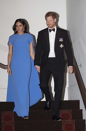 Der britische Prinz Harry und seine Frau Meghan treffen zum Staatsbankett im Grand Pacific Hotel in Suva ein. Ob das blaue Kleid ein Hinweis auf das Babygeschlecht ist?