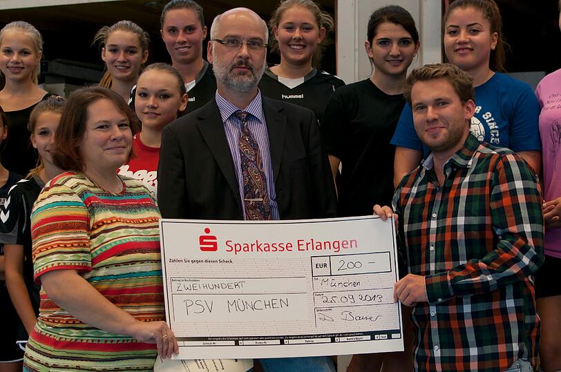 Der Scheck wird übergeben.