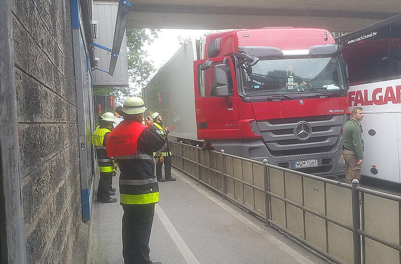 Der Lkw schrammte mit dem Dach gegen die Decke der Unterführung in der Rosenheimer Straße. Die Bilder.