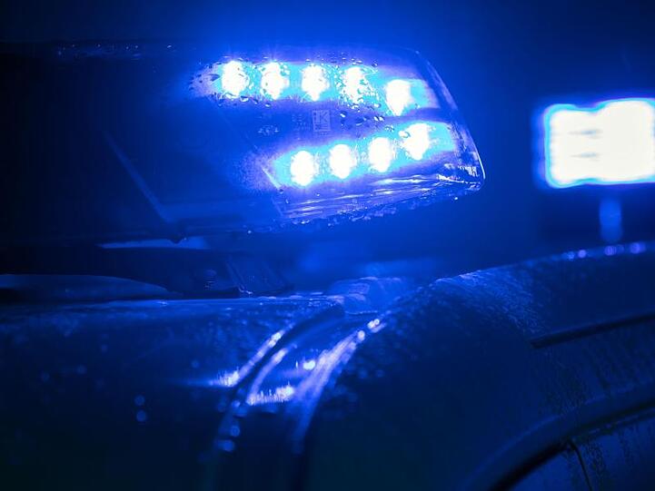 Blaulicht auf Polizei-Fahrzeug. Foto: Jens Büttner/ZB/dpa/Archivbild