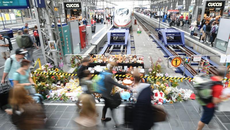 Der Tatverdächtige, der einen Achtjährigen in Frankfurt vor einen einfahrenden Zug gestoßen haben soll, muss vorläufig in eine psychiatrische Einrichtung. Der Tatverdächtige, der einen Achtjährigen in Frankfurt vor einen einfahrenden Zug gestoßen haben soll, muss vorläufig in eine psychiatrische Einrichtung.