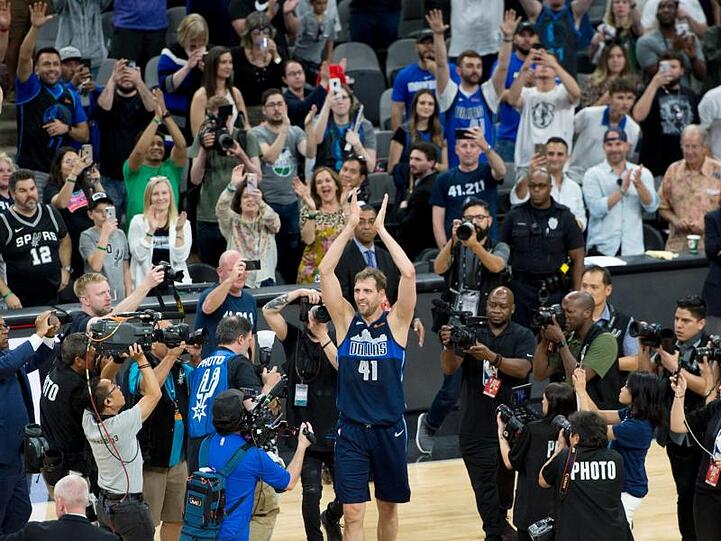 Dirk Nowitzki (M.) verabschiedet sich bei seinem letzten Spiel von den Fans.