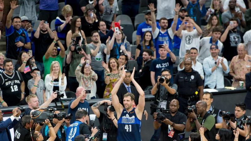 Dirk Nowitzki (M.) verabschiedet sich bei seinem letzten Spiel von den Fans. Dirk Nowitzki (M.) verabschiedet sich bei seinem letzten Spiel von den Fans.