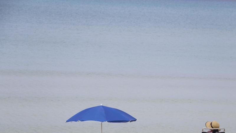 Menschen sonnen sich am Strand von Arenal auf Mallorca. Bislang dürfen aber noch keine ausländischen Touristen nach Spanien. Menschen sonnen sich am Strand von Arenal auf Mallorca. Bislang dürfen aber noch keine ausländischen Touristen nach Spanien.