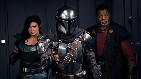Cara Dune (Gina Carano), der maskierte Mando (Pedro Pascal) und Greef Karga (Carl Weathers).