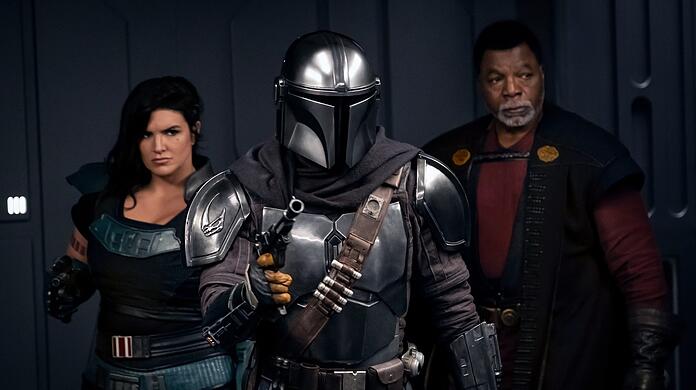 Cara Dune (Gina Carano), der maskierte Mando (Pedro Pascal) und Greef Karga (Carl Weathers).