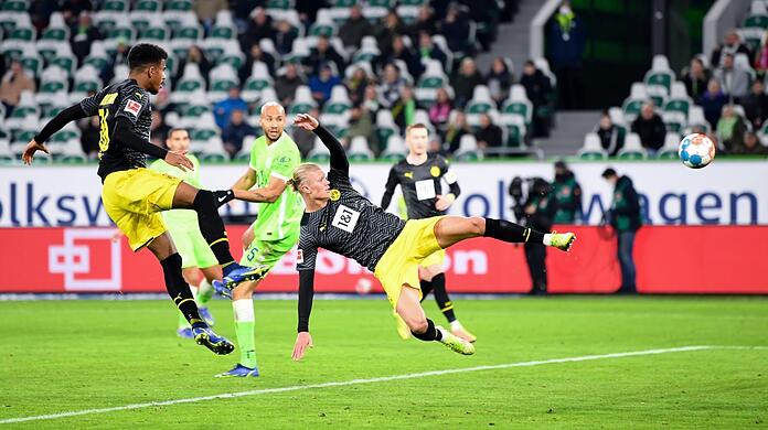 Comeback-Tor gegen Wolfsburg - und am Samstag gegen Bayern wieder in der Startelf? Dortmund-Star Erling Haaland (r.).