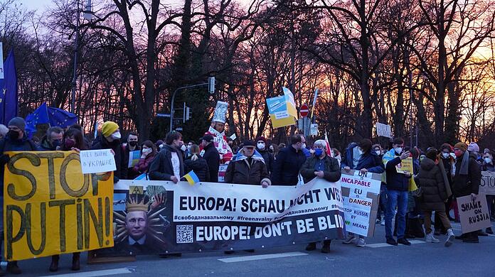 Solidaritätsbekundungen am Europaplatz.