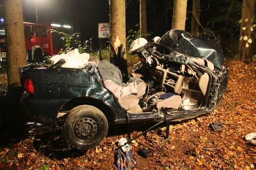 Das Auto der Familie prallte mit voller Wucht gegen einen Baum