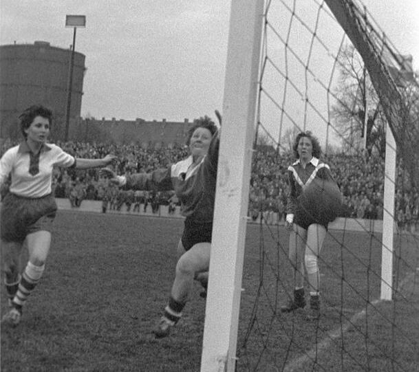 Das erste Frauen-Länderspiel im Dante gegen Holland  im Jahr 1957.