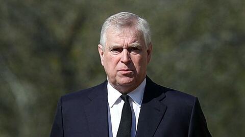 Prinz Andrew hat angeblich sämtlichen Kontakt zu einem mutmaßlichen Spion abgebrochen.