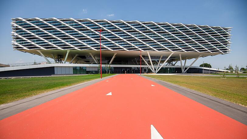 Der Adidas-Campus am Firmensitz in Herzogenaurach - das Unternehmen hatte befürchtet, das Areal könnte durch die Trassenführung einer Drei-Städte-Bahn durchschnitten werden. (Archivbild) Der Adidas-Campus am Firmensitz in Herzogenaurach - das Unternehmen hatte befürchtet, das Areal könnte durch die Trassenführung einer Drei-Städte-Bahn durchschnitten werden. (Archivbild)