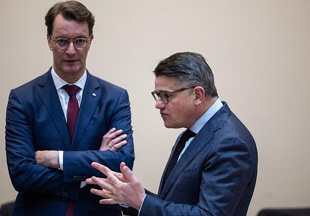 Keine Konkurrenten f&uuml;r S&ouml;der laut Ursula M&uuml;nch: Hendrik W&uuml;st (l., CDU), Ministerpr&auml;sident von Nordrhein-Westfalen, spricht mit Boris Rhein (CDU), Ministerpr&auml;sident von Hessen.
