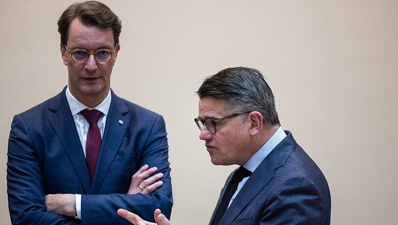 Keine Konkurrenten für Söder laut Ursula Münch: Hendrik Wüst (l., CDU), Ministerpräsident von Nordrhein-Westfalen, spricht mit Boris Rhein (CDU), Ministerpräsident von Hessen. Keine Konkurrenten für Söder laut Ursula Münch: Hendrik Wüst (l., CDU), Ministerpräsident von Nordrhein-Westfalen, spricht mit Boris Rhein (CDU), Ministerpräsident von Hessen.