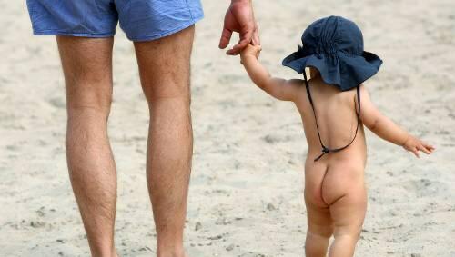 Wegen Hautkrebs: Kinderhaut sollte immer vor der Sonne geschützt sein. Wegen Hautkrebs: Kinderhaut sollte immer vor der Sonne geschützt sein.