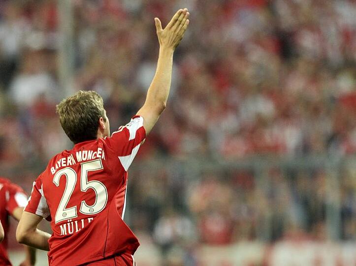 Natürlich ist die Jubelpose Thomas Müller die liebste. Weil er aber so oft trifft, wird er auch ziemlich oft gefoult.