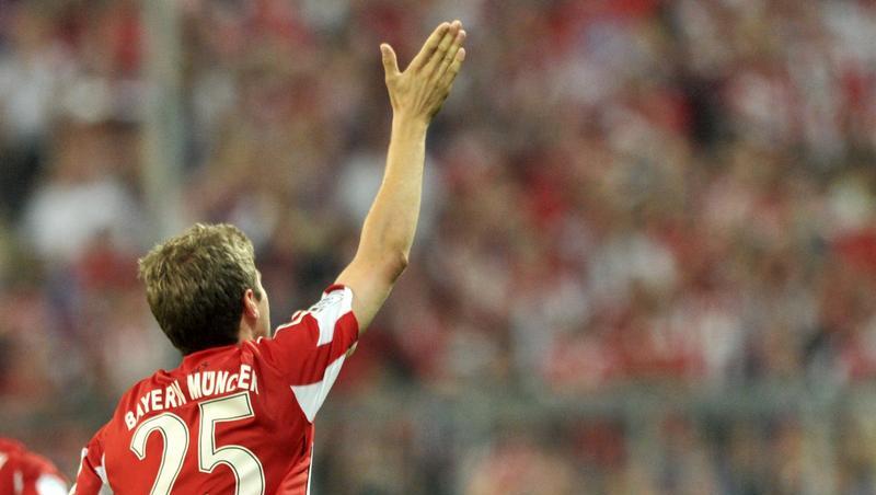 Natürlich ist die Jubelpose Thomas Müller die liebste. Weil er aber so oft trifft, wird er auch ziemlich oft gefoult. Natürlich ist die Jubelpose Thomas Müller die liebste. Weil er aber so oft trifft, wird er auch ziemlich oft gefoult.