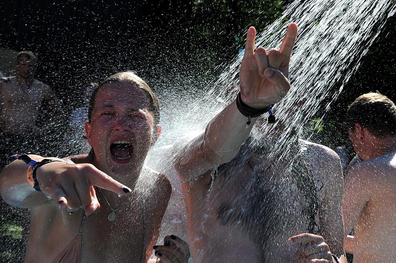 Wacken-Besucher auf der Sucher nach Erfrischung: Freibad oder Autowaschanlage - Hauptsache kühl!