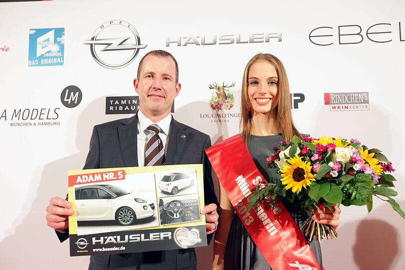Jürgen Hölz, Regionalleiter der Adam Opel AG, übergibt Marie den Gutschein für ihr zukünftiges Auto: einen Opel Adam in &bdquo;Guacamole White&ldquo;, einem speziellen Weiß-Ton.
