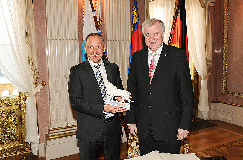 Liechtensteins Regierungsschef Adrian Hasler mit Ministerpräsident Horst Seehofer beim Empfang im Prinz-Carl-Palais in München. Foto: Michael Tinnefeld
