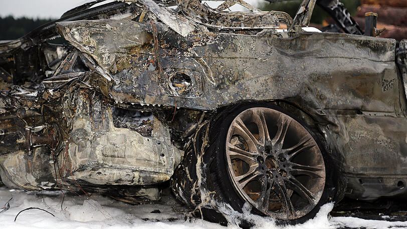Der BMW-Fahrer krachte gegen den Baumstapel und war vermutlich sofort tot. Die Bilder vom Horror-Crash.