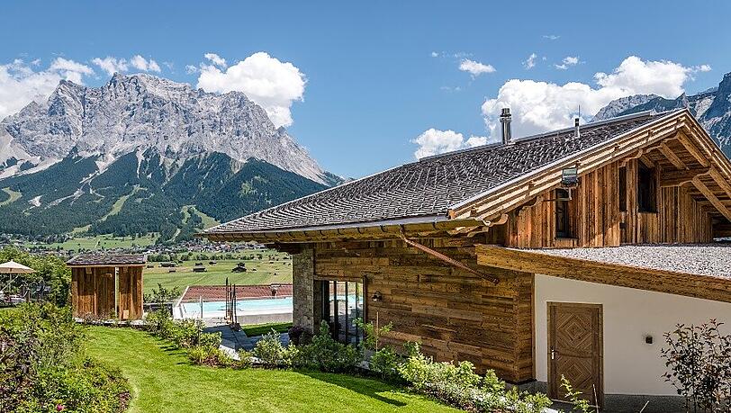 Das neue Panorama-Sauna mit Blick auf die Zugspitze. Das neue Panorama-Sauna mit Blick auf die Zugspitze.