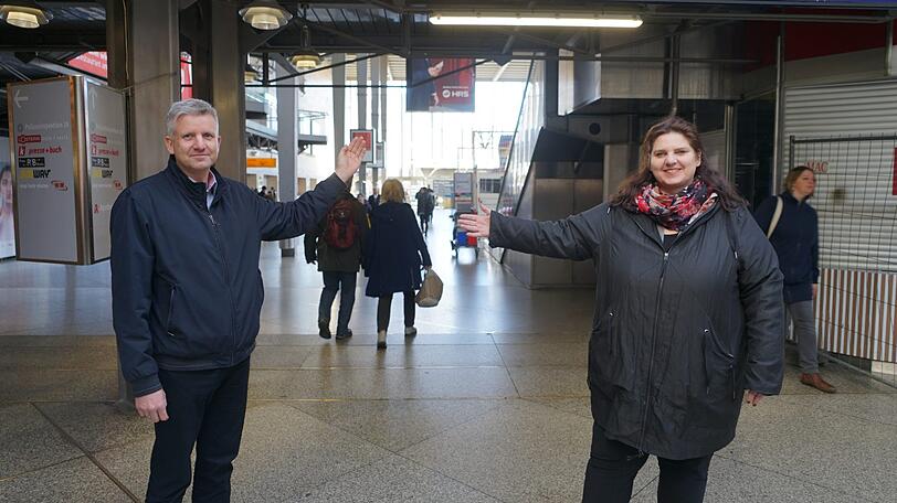 Unter der Empore ist Schluss: Projektleiter Martin Wieser und Bahnhofs-Chefin Mareike Schoppe zeigen wo abgesperrt wird.