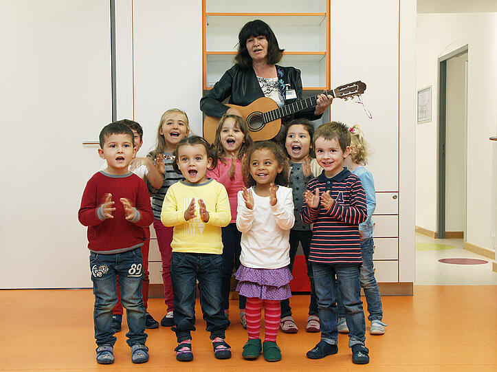 Wer will fleißige Handwerker sehn? Die Kindergartenkinder haben mit Hausleiterin Birgit Köbl ein Lied vorgetragen.