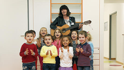 Wer will fleißige Handwerker sehn? Die Kindergartenkinder haben mit Hausleiterin Birgit Köbl ein Lied vorgetragen.
