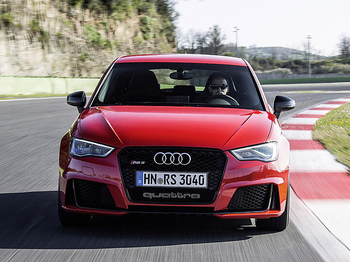 Gitter in Wabenoptik und große Lufteinlässe kennzeichnen den Audi RS3 Sportback