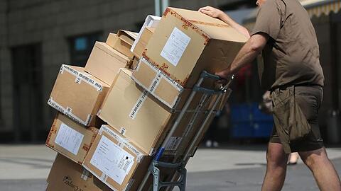 Ein Paketbote liefert Pakete aus. Arbeitsminister Heil hatte ein Eckpunktepapier für Verbesserungen im Paketdienst vorgelegt und dafür scharfe Kritik aus der Union erhalten.