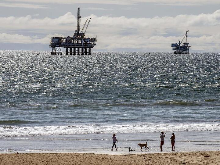 Offshore-Bohrplattformen auf der Suche nach Erdöl vor dem Huntington Dog Beach.