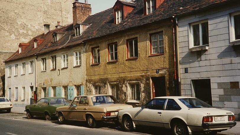 Alte Handwerkerhäuser in der Haidhauser Steinstraße 47-53: 1983 sahen sie noch so aus ... Alte Handwerkerhäuser in der Haidhauser Steinstraße 47-53: 1983 sahen sie noch so aus ...