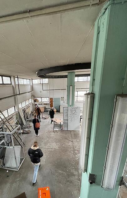 Blick ins Innere einer der Hallen auf dem Gelände. Blick ins Innere einer der Hallen auf dem Gelände.