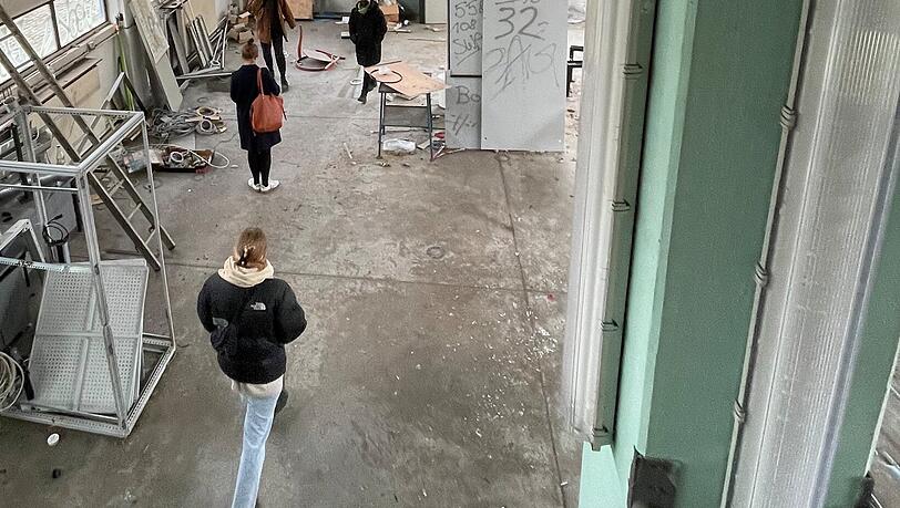 Blick ins Innere einer der Hallen auf dem Gelände. Blick ins Innere einer der Hallen auf dem Gelände.