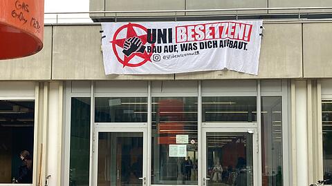 Ein Banner am Eingang des Gebäudes in der Schellingstraße 3.