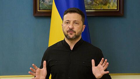 Der ukrainische Präsident Selenskyj lehnt Russlands Forderungen ab.