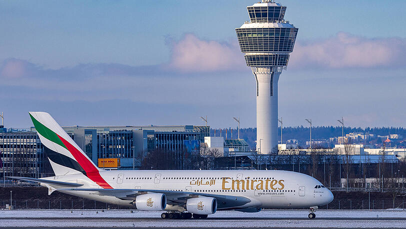 Ein Airbus A380 von Emirates am Flughafen M&uuml;nchen &ndash; viele Fl&uuml;ge &uuml;ber den Nahen Osten sind derzeit gestrichen oder m&uuml;ssen umgebucht werden.