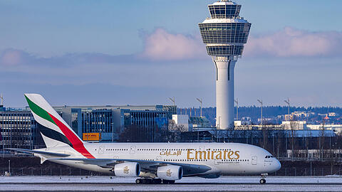 Ein Airbus A380 von Emirates am Flughafen M&uuml;nchen &ndash; viele Fl&uuml;ge &uuml;ber den Nahen Osten sind derzeit gestrichen oder m&uuml;ssen umgebucht werden.