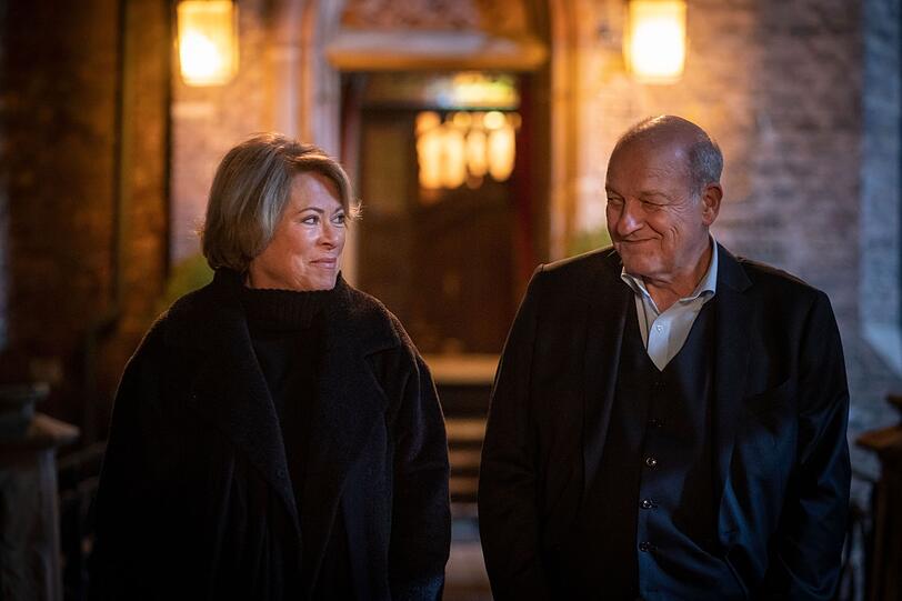 Anna Springer (Rita Russek) taucht diesmal erst spät auf. Wilsberg (Leonard Lansink) muss die meiste Zeit ohne die Kommissarin auskommen. Anna Springer (Rita Russek) taucht diesmal erst spät auf. Wilsberg (Leonard Lansink) muss die meiste Zeit ohne die Kommissarin auskommen.