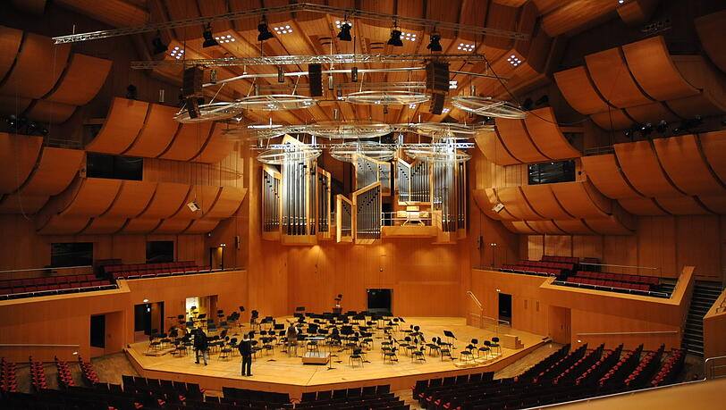 Majestätisch schwebt die Orgel in der Philharmonie. Doch nun wird sie abgebaut und einige Jahre eingelagert. Majestätisch schwebt die Orgel in der Philharmonie. Doch nun wird sie abgebaut und einige Jahre eingelagert.